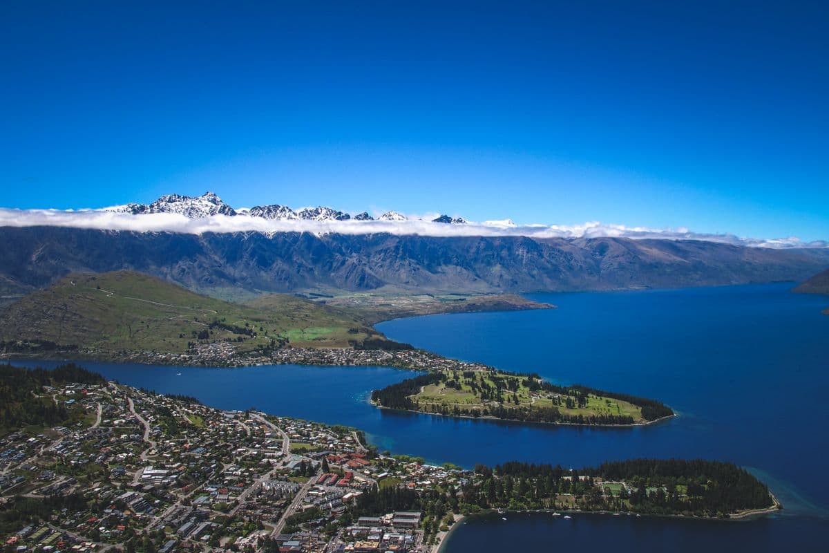 A New Zealand lake and mountain landscape